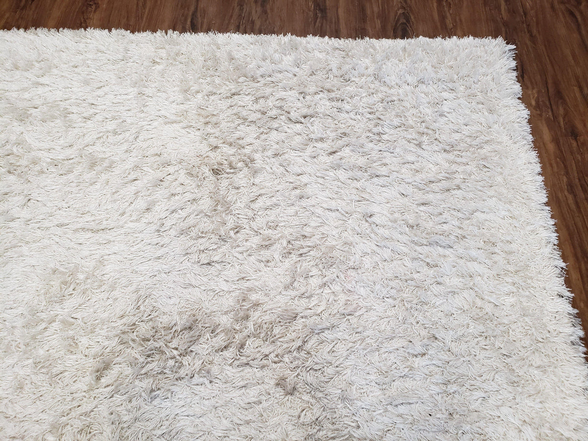 Safavieh Shag Rug 5x8, Pearl White Color, Isaac Mizrachi Shag Collection 5x7 Carpet, High Pile Soft Fluffly Bedroom Rug, Living Room Rug